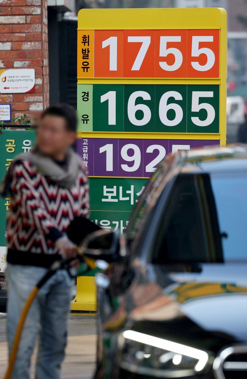 [서울=뉴시스] 김진아 기자 = 국내 기름값이 6주 연속 상승한 7일 서울의 한 주유소에 휘발유와 경유 가격이 게시되어 있다. 6일 한국석유공사 유가정보시스템 오피넷에 따르면 12월 첫째 주(11월30일~12월4일) 전국 주유소 휘발유 판매가는 리터(ℓ)당 1746.7원으로 직전 주 대비 1.7원 상승했다. 같은 기간 전국 주유소의 경유 판매가는 리터당 1662.9원으로, 직전 주보다 2.5원 비싸게 판매됐다. 2025.12.07. bluesoda@newsis.com