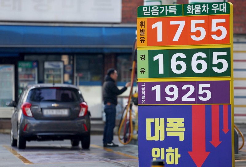[서울=뉴시스] 김진아 기자 = 국내 기름값이 6주 연속 상승한 7일 서울의 한 주유소에 휘발유와 경유 가격이 게시되어 있다. 6일 한국석유공사 유가정보시스템 오피넷에 따르면 12월 첫째 주(11월30일~12월4일) 전국 주유소 휘발유 판매가는 리터(ℓ)당 1746.7원으로 직전 주 대비 1.7원 상승했다. 같은 기간 전국 주유소의 경유 판매가는 리터당 1662.9원으로, 직전 주보다 2.5원 비싸게 판매됐다. 2025.12.07. bluesoda@newsis.com