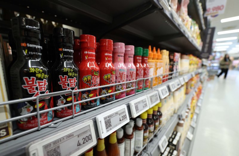 [서울=뉴시스] 고범준 기자 = 3일 서울 용산구의 한 대형마트에서 불닭 소스 등이 판매되고 있다. 농림축산식품부가 올해 1분기 농식품 수출액이 24억8000만 달러로 전년 동기 대비 9.6% 증가해 작년에 기록한 역대 1분기 최고 수출 기록을 경신했다고 밝혔다. 1억 달러 이상의 수출 실적을 보인 가공식품 중 라면이 전년 동기 대비 27.3% 증가했고, 연초류(14.5%)와 소스류(9.1%) 등의 증가율이 높았다. 라면 수출액은 3억 4400만 달러를 기록했으며, 연초류 2억 6100만 달러, 소스류 1억 100달러로 집계됐다. 
