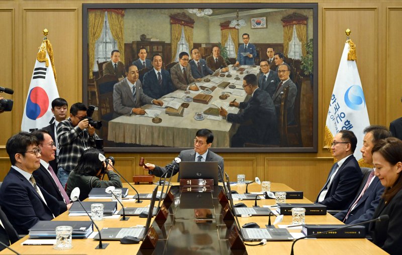 이창용 한국은행 총재가 27일 서울 중구 한국은행에서 열린 금융통화위원회 본회의에서 의사봉을 두드리고 있다. (공동취재) 2025.11.27/뉴스1 ⓒ News1 이호윤 기자