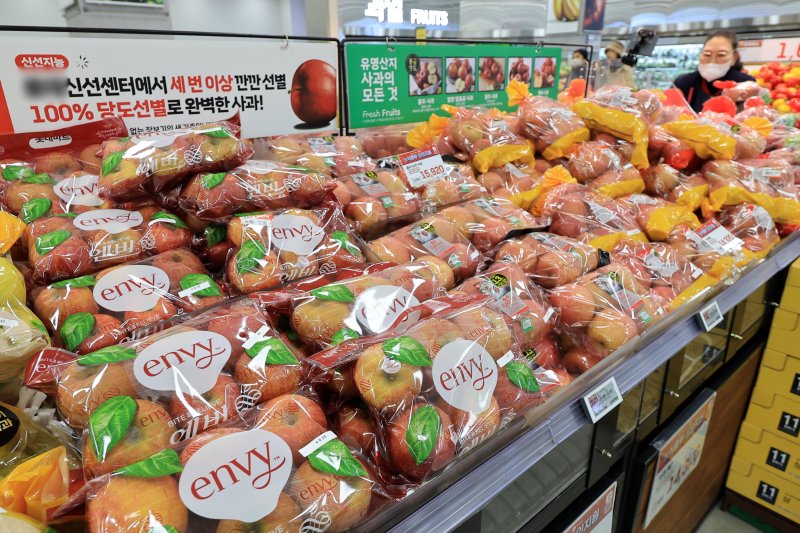 서울의 한 마트에 사과가 진열돼 있다. 2025.12.2/뉴스1 ⓒ News1 이호윤 기자