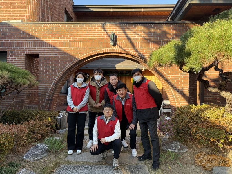 [대구=뉴시스] 대구 신세계백화점은 세이브더칠드런과 함께하는 '러브하우스 프로젝트'의 여덟 번째 활동을 진행했다. (사진 = 대구 신세계백화점 제공) 2025.12.07. photo@newsis.com *재판매 및 DB 금지