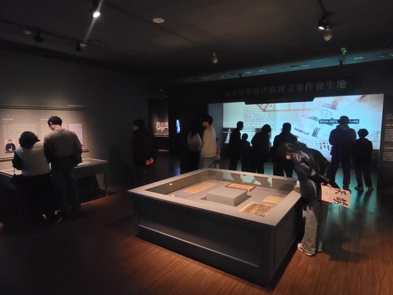 7일 오전 10시께 관람객들이 전북 전주시 국립전주박물관에서 열린 '대한국인 안중근 쓰다' 특별전을 둘러보고 있다.2025.12.7/뉴스1 문채연 기자