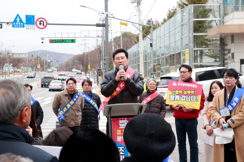 이상일 시장이 지난 6일 성복동에서 수지연대 주관으로 열린 ‘경기남부광역철도 조기 착공 촉구 걷기대회’에서 인사말을 하고 있다.9용인시 제공)