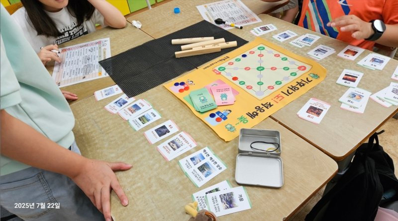 용인시 기후변화체험교육센터가 자체 개발한 교구 '기후위기도 적응해 윷'을 활용해 교육을 하고 있는 모습.(용인시 제공)