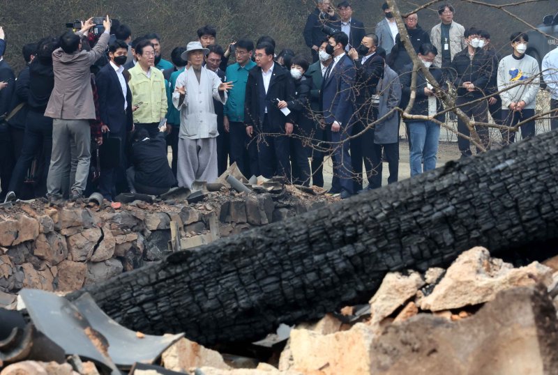[의성=뉴시스] 김금보 기자 = 이재명 더불어민주당 대표가 27일 경북 의성군 단촌면 고운사를 찾아 산불 피해 상황을 점검하고 있다. 2025.03.27. kgb@newsis.com