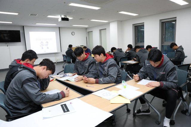 LG 트윈스가 신인 교육 세미나를 진행했다. (LG 제공)