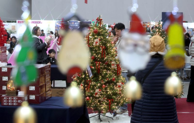 [대구=뉴시스] 이무열 기자 = 7일 대구 북구 엑스코에서 열린 ‘2025 대구 크리스마스 페어’를 찾은 시민들이 크리스마스트리와 장식 소품을 살펴보고 있다. 2025.12.07. lmy@newsis.com