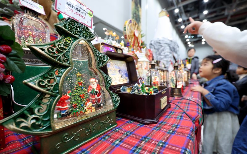 [대구=뉴시스] 이무열 기자 = 7일 대구 북구 엑스코에서 열린 ‘2025 대구 크리스마스 페어’를 찾은 한 어린이가 크리스마스 장식 소품을 살펴보고 있다. 2025.12.07. lmy@newsis.com