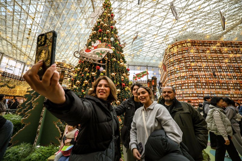 [서울=뉴시스] 정병혁 기자 = 7일 서울 강남구 코엑스를 찾은 시민과 여행객들이 크리스마스 트리 앞에서 사진을 찍으며 즐거운 시간을 보내고 있다. 2025.12.07. jhope@newsis.com