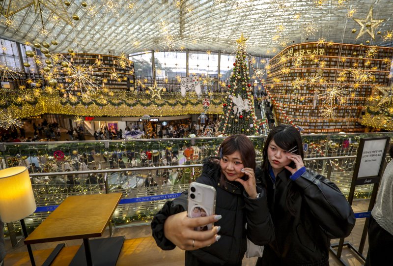 [서울=뉴시스] 정병혁 기자 = 7일 서울 강남구 코엑스를 찾은 시민과 여행객들이 크리스마스 트리 앞에서 사진을 찍으며 즐거운 시간을 보내고 있다. 2025.12.07. jhope@newsis.com