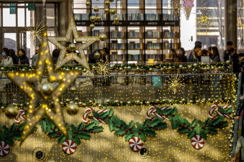 [서울=뉴시스] 정병혁 기자 = 7일 서울 강남구 코엑스를 찾은 시민과 여행객들이 크리스마스 트리 앞에서 사진을 찍으며 즐거운 시간을 보내고 있다. 2025.12.07. jhope@newsis.com