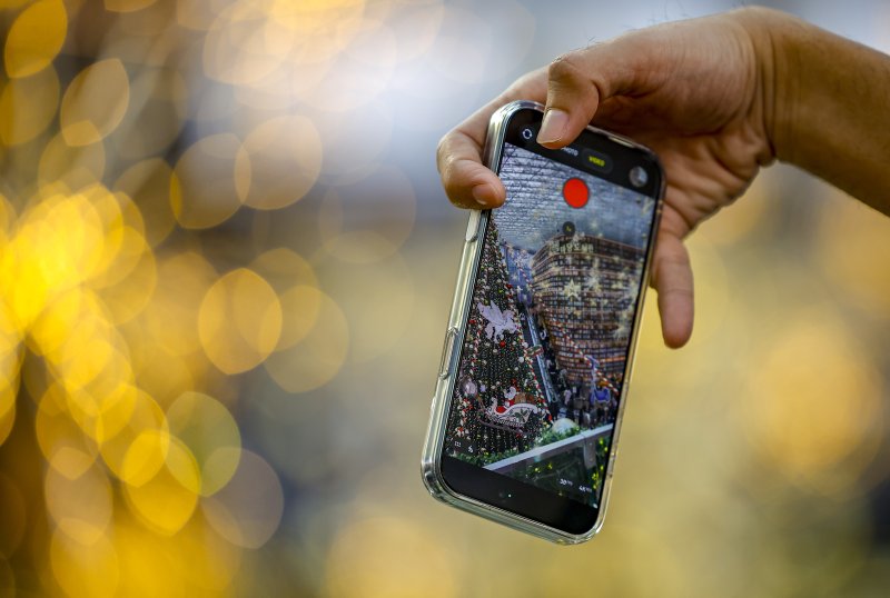 [서울=뉴시스] 정병혁 기자 = 7일 서울 강남구 코엑스를 찾은 시민과 여행객들이 크리스마스 트리 앞에서 사진을 찍으며 즐거운 시간을 보내고 있다. 2025.12.07. jhope@newsis.com