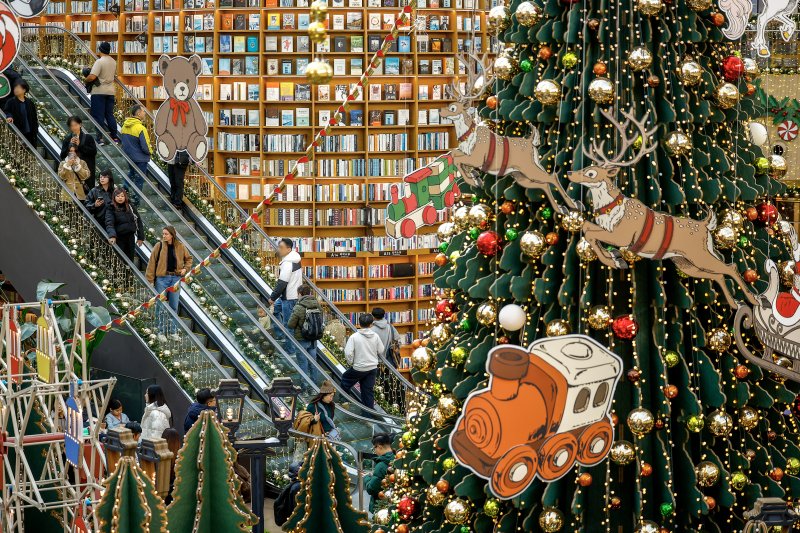 [서울=뉴시스] 정병혁 기자 = 7일 서울 강남구 코엑스를 찾은 시민과 여행객들이 크리스마스 트리 앞에서 사진을 찍으며 즐거운 시간을 보내고 있다. 2025.12.07. jhope@newsis.com