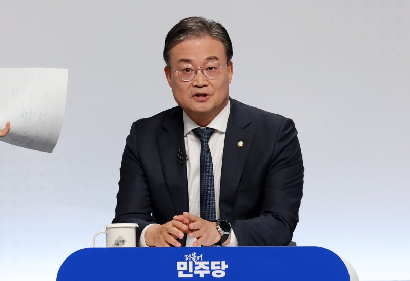 [서울=뉴시스] 홍효식 기자 = 지난달 25일 서울 마포구 MBC 상암 미디어센터에서 '부동산 시장?안정화 해법'과 'AI 발전과 초고령사회, 노동환경의 변화와 대응방안'을 주제로 열린 중앙선거방송토론위원회 2025년 제2차 정책토론회에 앞서 이연희 더불어민주당 의원이 토론 준비를 하고 있다. 2025.11.25. yesphoto@newsis.com