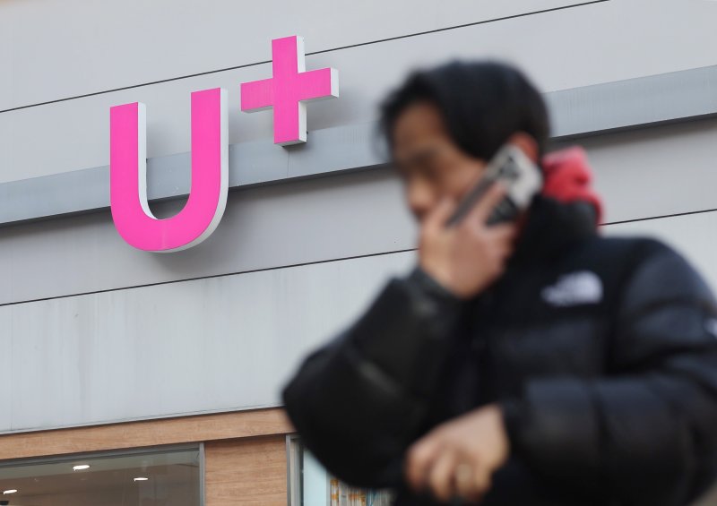 [서울=뉴시스] 김진아 기자 = LG유플러스가 AI 통화비서 서비스 ‘익시오’의 운영 개선 작업 과정에서 발생한 고객 통화정보 유출 사실을 개인정보보호위원회에 자진 신고했다.LG유플러스는 6일 캐시(임시 저장 공간) 설정 오류로 고객 36명의 통화 상대방 전화번호, 통화 시각, 통화내용 요약 등의 정보가 다른 이용자 101명에게 일시적으로 노출됐다고 밝혔다.사진은 7일 서울 시내 LG유플러스 매장. 2025.12.07. bluesoda@newsis.com