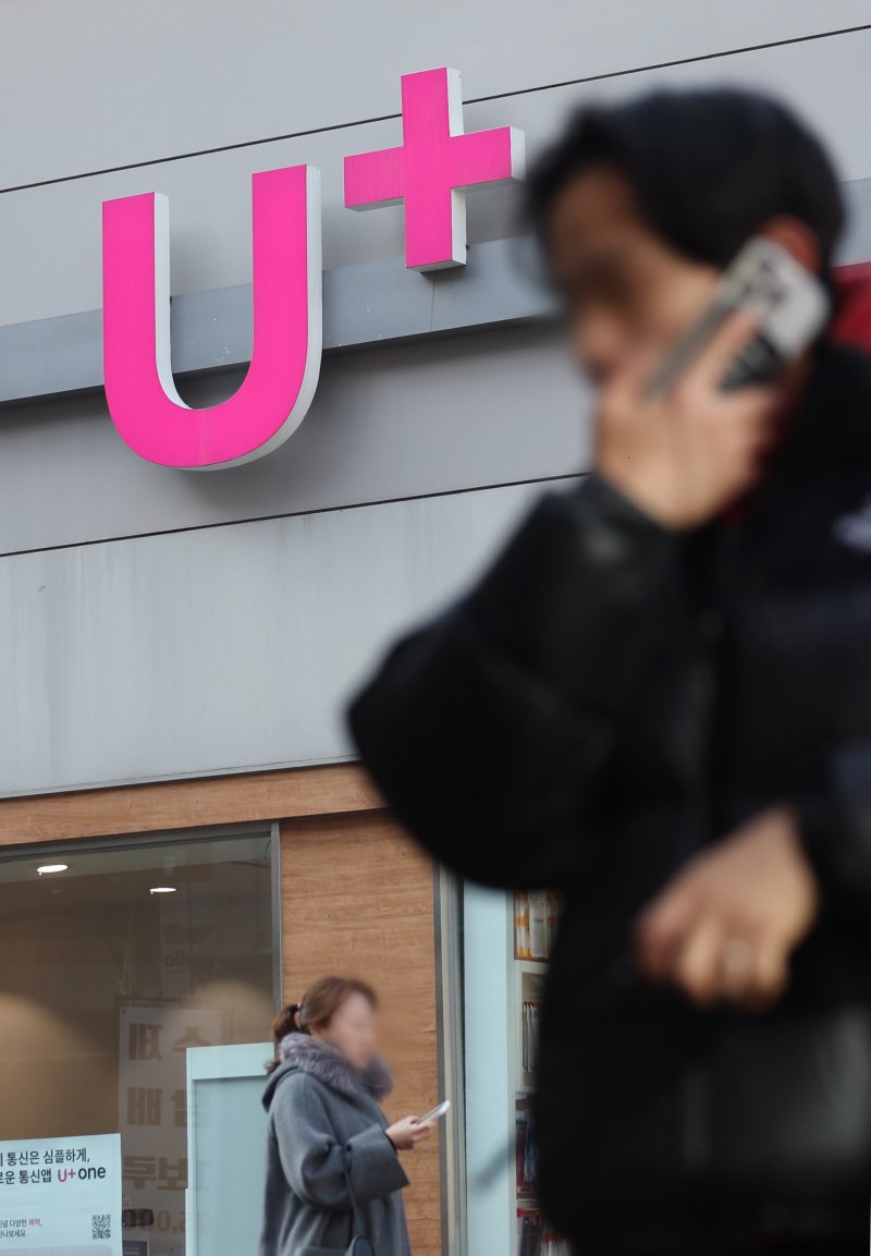 [서울=뉴시스] 김진아 기자 = LG유플러스가 AI 통화비서 서비스 ‘익시오’의 운영 개선 작업 과정에서 발생한 고객 통화정보 유출 사실을 개인정보보호위원회에 자진 신고했다. LG유플러스는 6일 캐시(임시 저장 공간) 설정 오류로 고객 36명의 통화 상대방 전화번호, 통화 시각, 통화내용 요약 등의 정보가 다른 이용자 101명에게 일시적으로 노출됐다고 밝혔다.사진은 7일 서울 시내 LG유플러스 매장. 2025.12.07. bluesoda@newsis.com