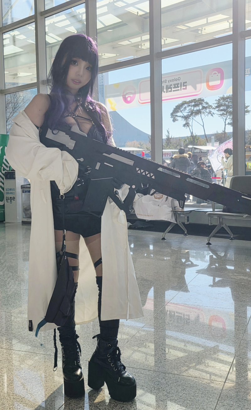 [고양=뉴시스]오동현 기자 = 시프트업의 '승리의 여신: 니케'의 인기 캐릭터 '미하라'로 분장한 코스어. 2025.12.05 odong85@newsis.com