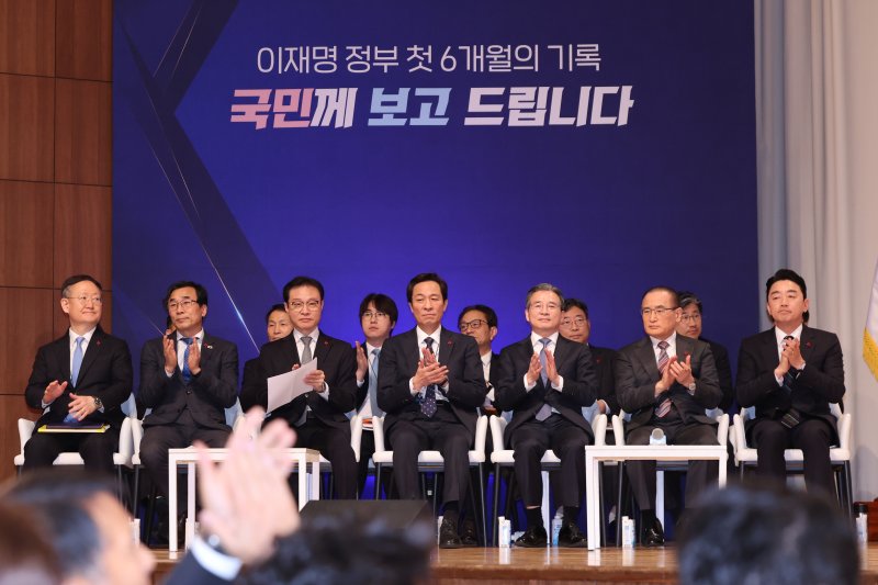 7일 서울 용산 대통령실 청사에서 열린 '이재명 정부 출범 6개월 성과 간담회'에서 참석자들이 박수 치고 있다. 오른쪽부터 강훈식 비서실장, 위성락 국가안보실장, 김용범 정책실장, 우상호 정무수석. 이규연 홍보소통수석. 2025.12.7/뉴스1 2025.12.7/뉴스1 ⓒ News1 허경 기자