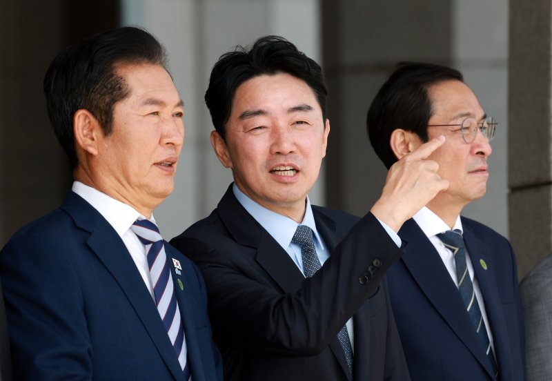 [성남=뉴시스] 고범준 기자 = 정청래(왼쪽부터) 더불어민주당 대표, 강훈식 비서실장, 우상호 정무수석 등 환송 인사들이 22일 경기 성남 서울공항에서 제80차 유엔총회 참석차 미국 뉴욕으로 출국하는 이재명 대통령이 탑승한 공군 1호기를 바라보며 대화하고 있다. 2025.09.22. bjko@newsis.com