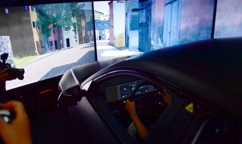 [광주=뉴시스] 류형근 기자 = 11일 오후 광주 북구 오룡동 광주인공지능집적단지에 설치된 드라이빙 시뮬레이터에서 미래차 자율주행 등 인공지능(AI) 기반 차량 실증이 진행되고 있다. 2025.09.11. hgryu77@newsis.com