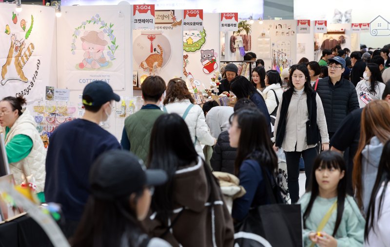 7일 서울 강남구 SETEC(세텍)에서 열린 제35회 궁디팡팡 캣페스타를 찾은 관람객들이 부스를 둘러보고 있다. 2025.12.7/뉴스1 ⓒ News1 이호윤 기자