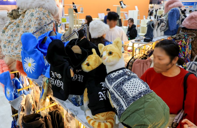 7일 서울 강남구 SETEC(세텍)에서 열린 제35회 궁디팡팡 캣페스타를 찾은 관람객들이 고양이 옷을 둘러보고 있다. 2025.12.7/뉴스1 ⓒ News1 이호윤 기자