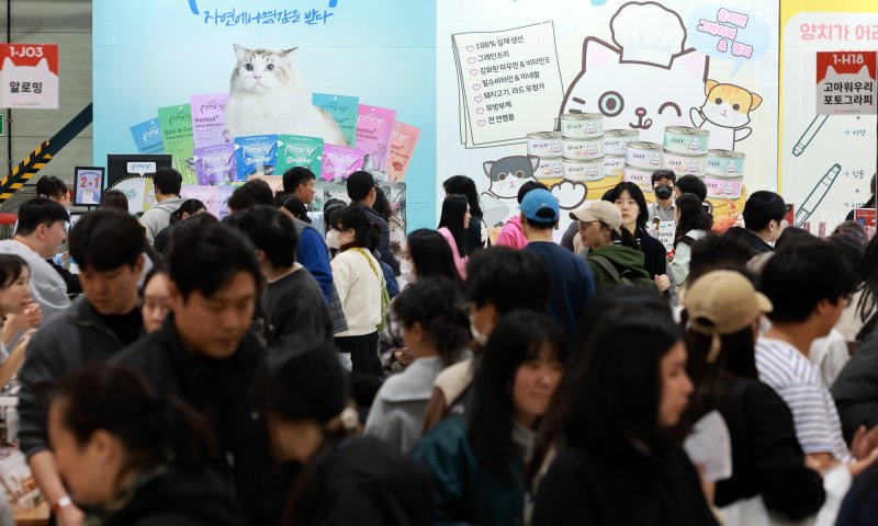 7일 서울 강남구 SETEC(세텍)에서 열린 제35회 궁디팡팡 캣페스타를 찾은 관람객들이 부스를 둘러보고 있다. 2025.12.7/뉴스1 ⓒ News1 이호윤 기자