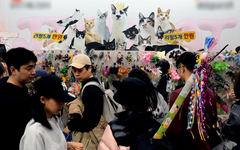 7일 서울 강남구 SETEC(세텍)에서 열린 제35회 궁디팡팡 캣페스타를 찾은 관람객들이 부스를 둘러보고 있다. 2025.12.7/뉴스1 ⓒ News1 이호윤 기자