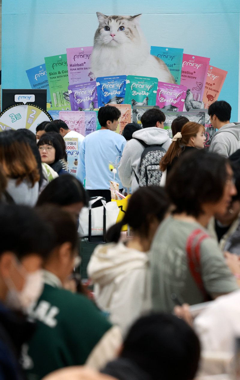 7일 서울 강남구 SETEC(세텍)에서 열린 제35회 궁디팡팡 캣페스타를 찾은 관람객들이 부스를 둘러보고 있다. 2025.12.7/뉴스1 ⓒ News1 이호윤 기자