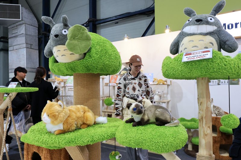 7일 서울 강남구 SETEC(세텍)에서 열린 제35회 궁디팡팡 캣페스타를 찾은 관람객들이 부스를 둘러보고 있다. 2025.12.7/뉴스1 ⓒ News1 이호윤 기자