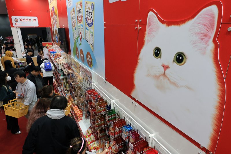 7일 서울 강남구 SETEC(세텍)에서 열린 제35회 궁디팡팡 캣페스타를 찾은 관람객들이 고양이 간식을 둘러보고 있다. 2025.12.7/뉴스1 ⓒ News1 이호윤 기자
