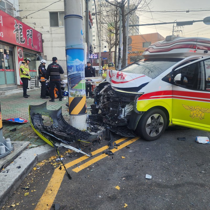 [창원=뉴시스] 강경국 기자 = 7일 오전 경남 창원시 마산회원구 합성동에서 환자를 이송 중이던 119구급대 차량이 인도 위 전봇대를 충돌했다. (사진=독자 제공). 2025.12.07. photo@newsis.com *재판매 및 DB 금지