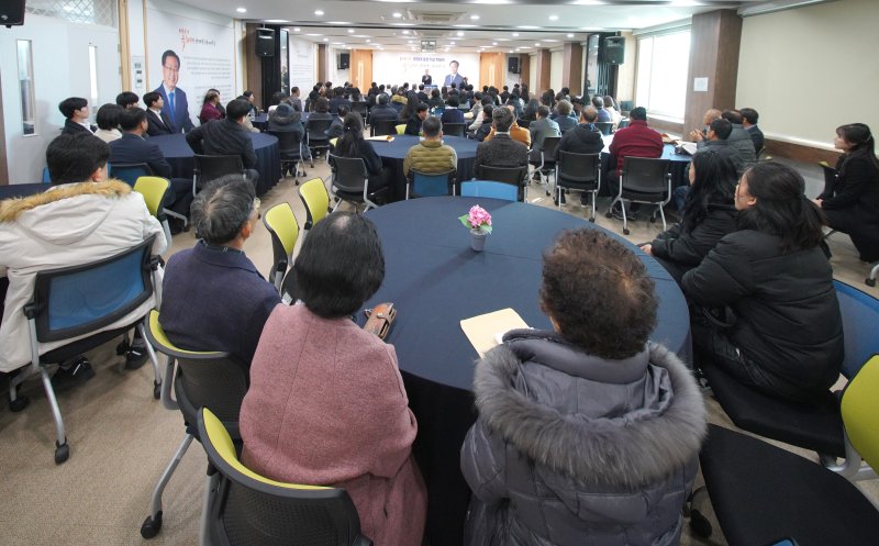 [완주=뉴시스] 유희태 전북 완주군수가 저서를 통해 군민과 만남의 시간을 갖는 모습. (사진= 유희태 군수 제공) *재판매 및 DB 금지