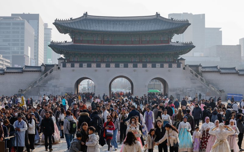 절기상 대설(大雪)이지만 서울 낮 12도 등 포근한 날씨를 보인 7일 종로구 경복궁에 관광객들이 입장하고 있다. 2025.12.7/뉴스1 ⓒ News1 안은나 기자