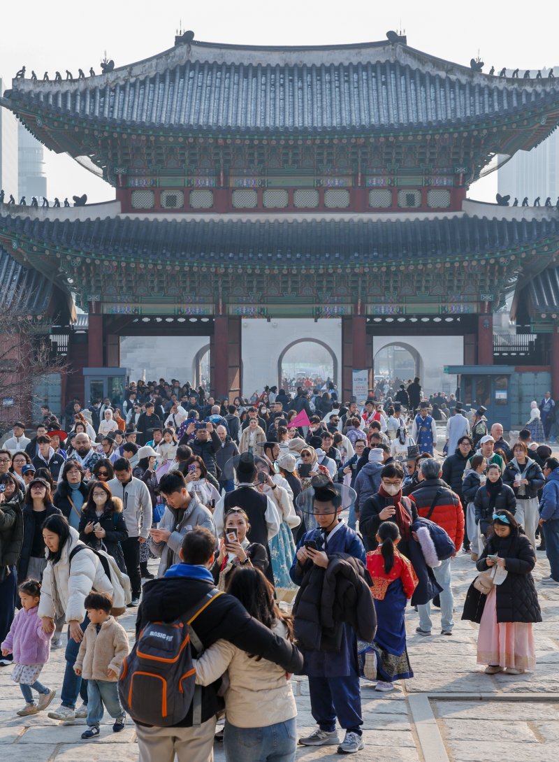 절기상 대설(大雪)이지만 서울 낮 12도 등 포근한 날씨를 보인 7일 종로구 경복궁에 관광객들이 입장하고 있다. 2025.12.7/뉴스1 ⓒ News1 안은나 기자