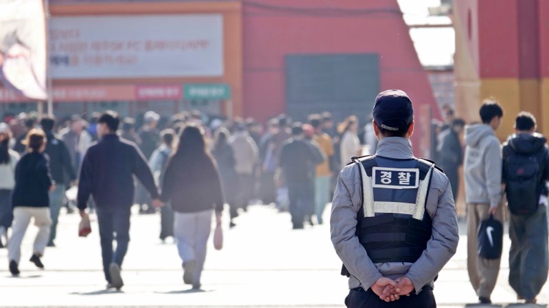 [제주=뉴시스] 오영재 기자 = 2025 하나은행 K리그 승강 플레이오프(PO) 2차전이 열리는 7일 오후 제주월드컵경기장에서 경찰이 순찰하고 있다. 서귀포경찰서는 이날 관중 충돌 우려 등 비상 상황을 대비해 경력 50여명을 배치했다. 2025.12.07. oyj4343@newsis.com