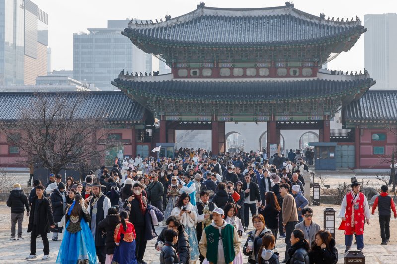 절기상 대설(大雪)이지만 서울 낮 12도 등 포근한 날씨를 보인 7일 종로구 경복궁에 관광객들이 입장하고 있다. 2025.12.7/뉴스1 ⓒ News1 안은나 기자