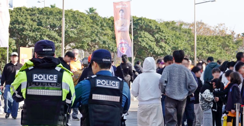 [제주=뉴시스] 오영재 기자 = 2025 하나은행 K리그 승강 플레이오프(PO) 2차전이 열리는 7일 오후 제주월드컵경기장에서 경찰이 순찰하고 있다. 서귀포경찰서는 이날 관중 충돌 우려 등을 대비해 경력 50여명을 배치했다. 2025.12.07. oyj4343@newsis.com