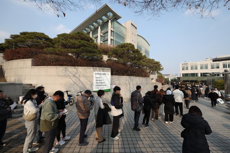 [서울=뉴시스] 김진아 기자 = 7일 서울 종로구 성균관대학교 600주년 기념관에서 열린 종로학원 주최 2026 정시 합격 가능선 예측 및 지원전략 설명회에 참석하기 위해 학부모 등이 줄을 서고 있다. 2025.12.07. bluesoda@newsis.com