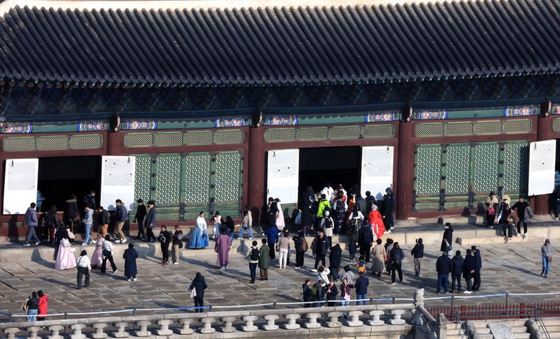 절기상 대설(大雪)인 7일 서울 종로구 경복궁에서 관광객들이 포근한 날씨를 맞아 나들이를 하고 있다. 2025.12.7/뉴스1 ⓒ News1 임세영 기자