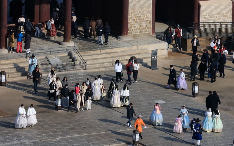절기상 대설(大雪)인 7일 서울 종로구 경복궁에서 관광객들이 포근한 날씨를 맞아 나들이를 하고 있다. 2025.12.7/뉴스1 ⓒ News1 임세영 기자