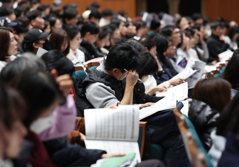 [서울=뉴시스] 김진아 기자 = 7일 서울 종로구 성균관대학교 600주년 기념관에서 열린 종로학원 주최 2026 정시 합격 가능선 예측 및 지원전략 설명회에서 참석자들이 자료를 살펴보고 있다. 2025.12.07. bluesoda@newsis.com