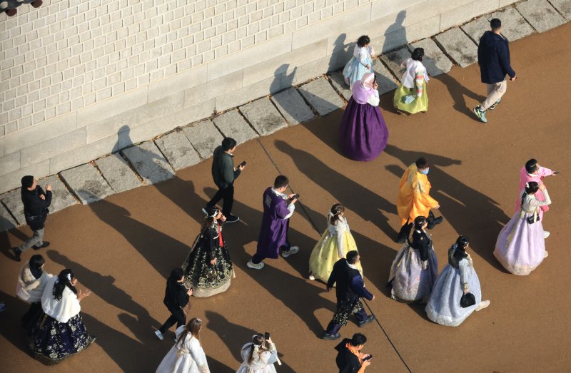 절기상 대설(大雪)인 7일 서울 종로구 경복궁 인근에서 관광객들이 포근한 날씨를 맞아 한복을 입고 나들이를 하고 있다. 2025.12.7/뉴스1 ⓒ News1 임세영 기자