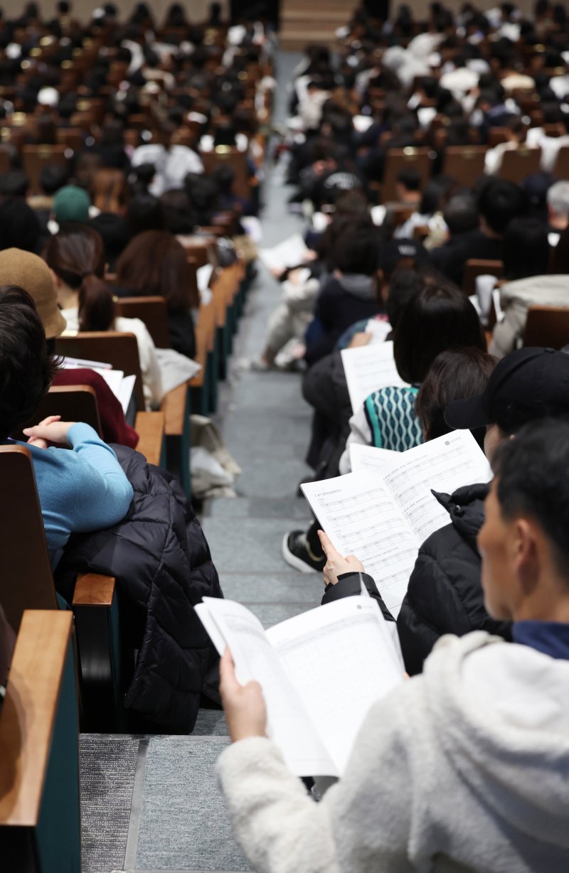 [서울=뉴시스] 김진아 기자 = 7일 서울 종로구 성균관대학교 600주년 기념관에서 열린 종로학원 주최 2026 정시 합격 가능선 예측 및 지원전략 설명회에서 참석자들이 자료를 살펴보고 있다. 2025.12.07. bluesoda@newsis.com