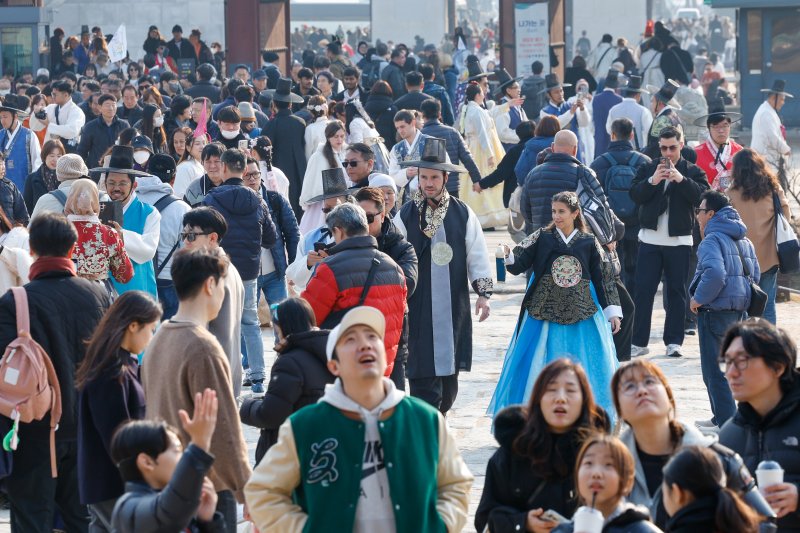절기상 대설(大雪)이지만 서울 낮 12도 등 포근한 날씨를 보인 7일 종로구 경복궁에 관광객들이 입장하고 있다. 2025.12.7/뉴스1 ⓒ News1 안은나 기자