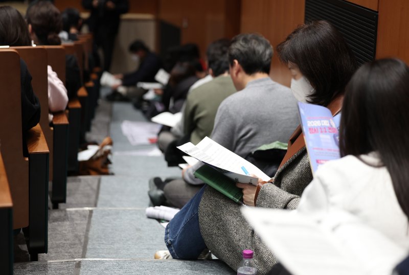 [서울=뉴시스] 김진아 기자 = 7일 서울 종로구 성균관대학교 600주년 기념관에서 열린 종로학원 주최 2026 정시 합격 가능선 예측 및 지원전략 설명회에서 참석자들이 자료를 살펴보고 있다. 2025.12.07. bluesoda@newsis.com