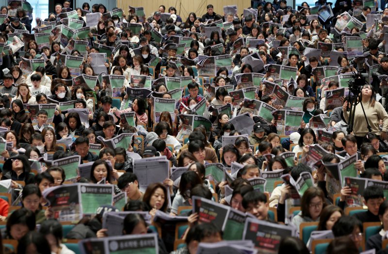 [서울=뉴시스] 김진아 기자 = 7일 서울 종로구 성균관대학교 600주년 기념관에서 열린 종로학원 주최 2026 정시 합격 가능선 예측 및 지원전략 설명회에서 참석자들이 배치표를 살펴보고 있다. 2025.12.07. bluesoda@newsis.com