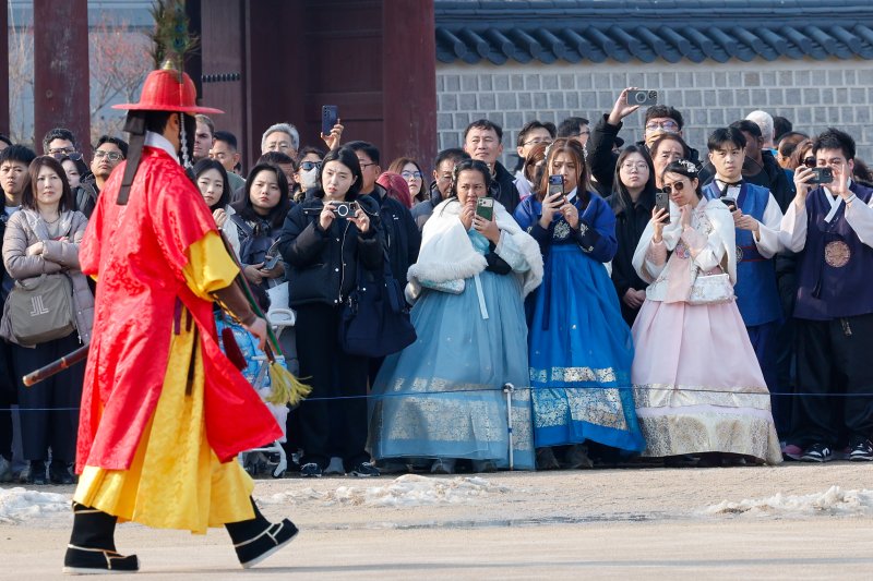 절기상 대설(大雪)이지만 서울 낮 12도 등 포근한 날씨를 보인 7일 종로구 경복궁에서 관광객들이 수문장 교대식을 보고 있다. 2025.12.7/뉴스1 ⓒ News1 안은나 기자