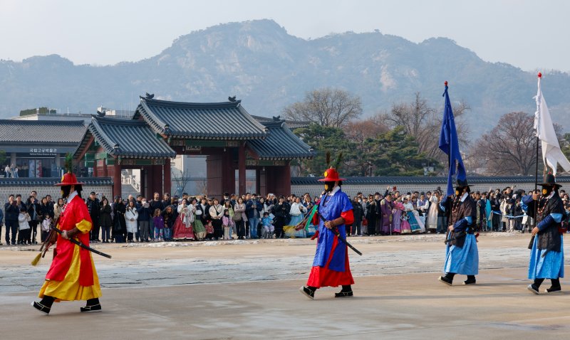 절기상 대설(大雪)이지만 서울 낮 12도 등 포근한 날씨를 보인 7일 종로구 경복궁에서 관광객들이 수문장 교대식을 보고 있다. 2025.12.7/뉴스1 ⓒ News1 안은나 기자